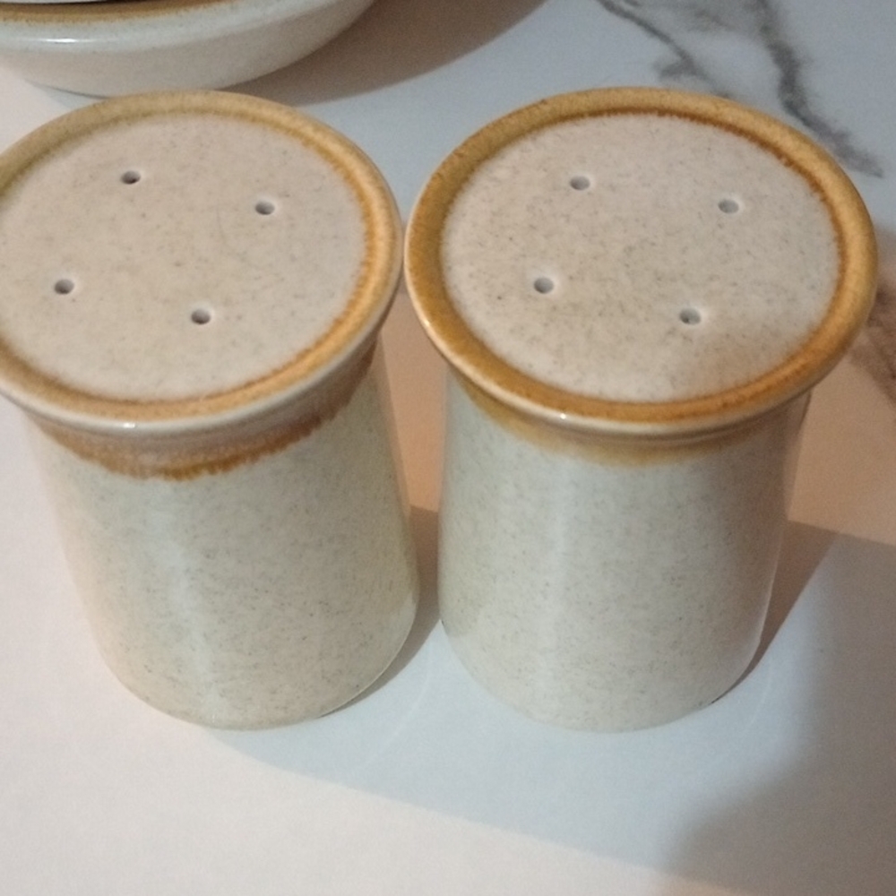 Mikasa Speckled Cream and Tan Shakers